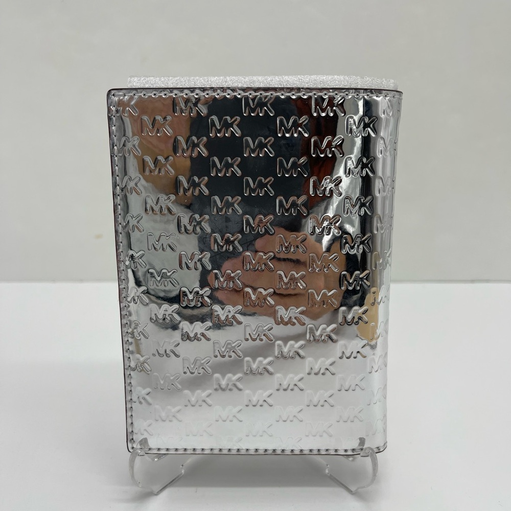Michael Kors Jet Set Travel Md Sign Patent Logo Debossed  Passport Case
Silver - Picture 2 of 16